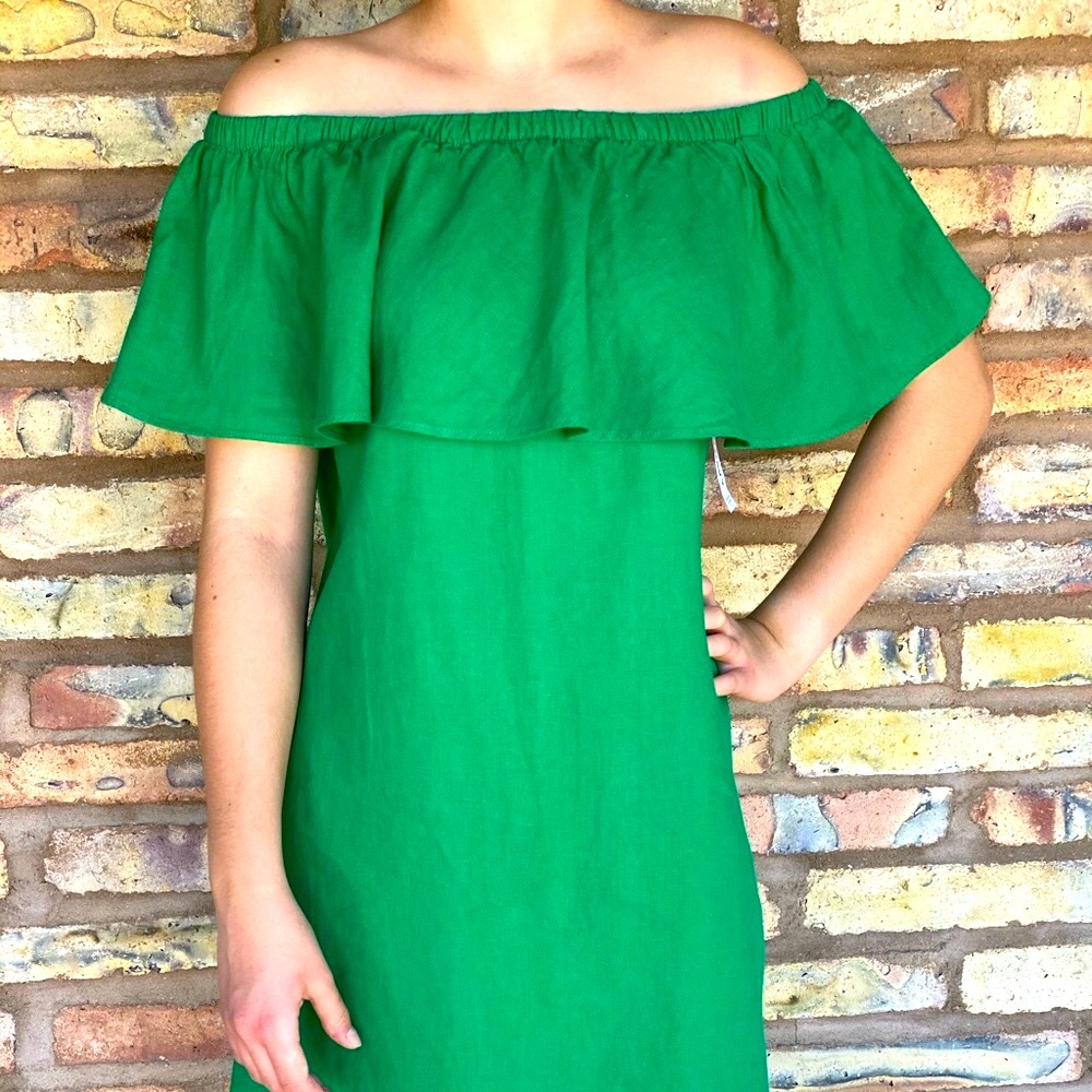 Super cute!! NWT Old Navy off shoulder green dress